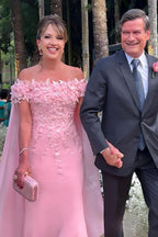 Fabulous Column Lace Mother of The Bride Dress Off-The-Shoulder Sleeveless Pink Bridesmaid Dress With Appliques
